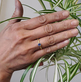 Woodgraiin Ring in 18k Gold with Natural Saphire