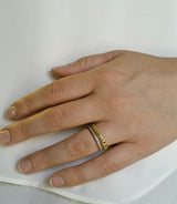 Effervescence Narrow Band in 18k yellow gold with palladium eternity band model hand