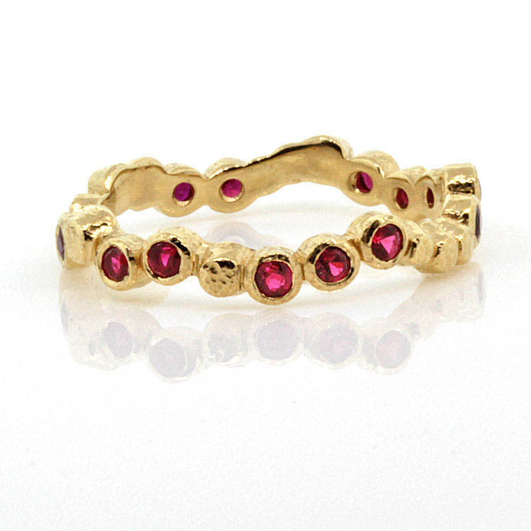 Wavy Pebbles Ring in Yellow Gold with Rubies