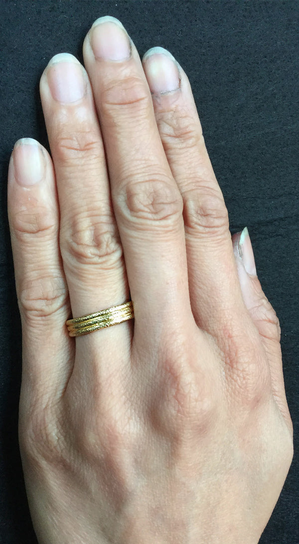 18k yellow gold band on hand 
