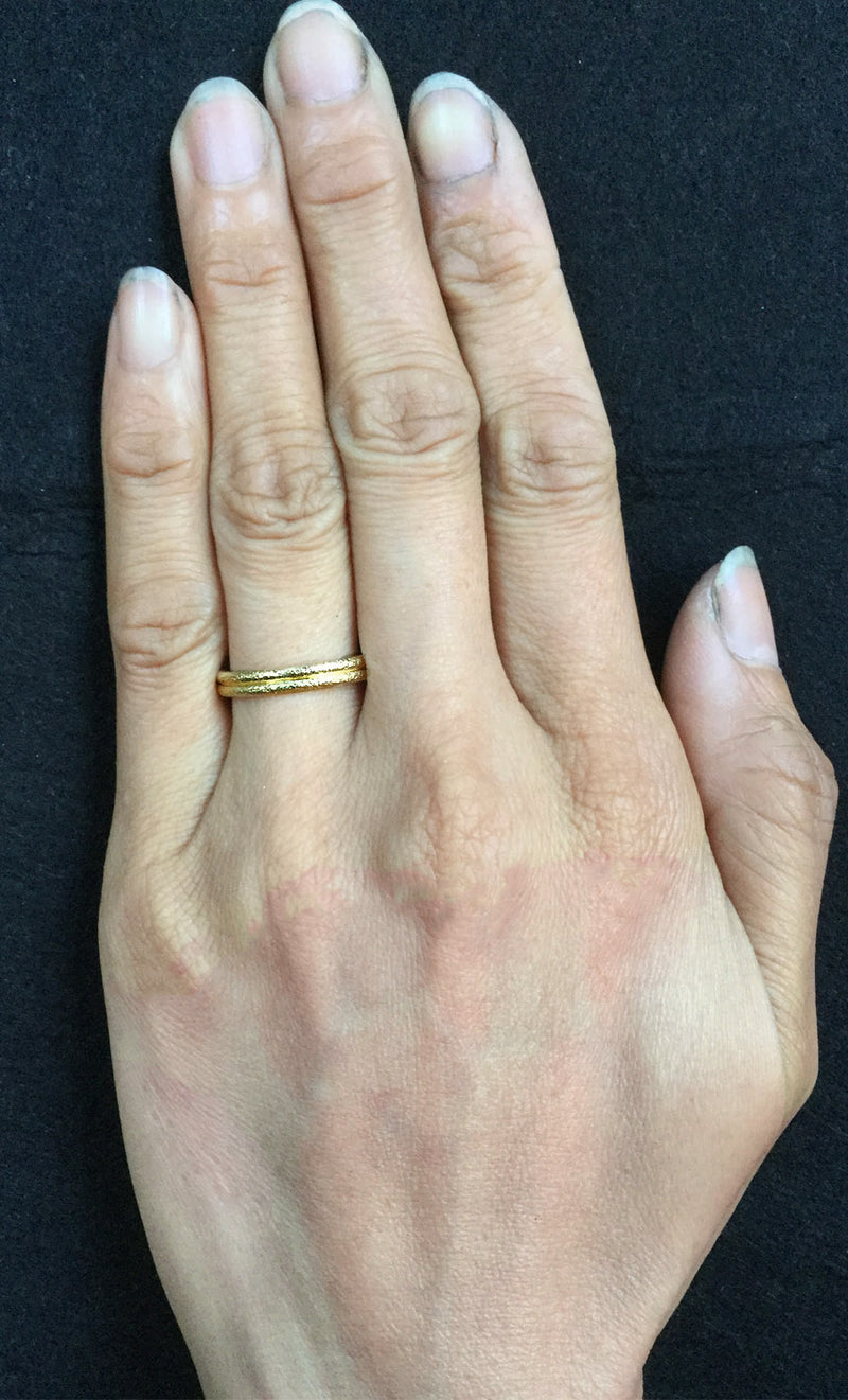 18k yellow gold band on hand 